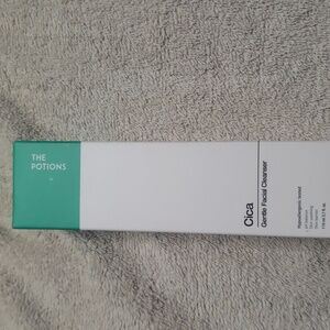 Cica Gentle Facial Cleanser - Green and White